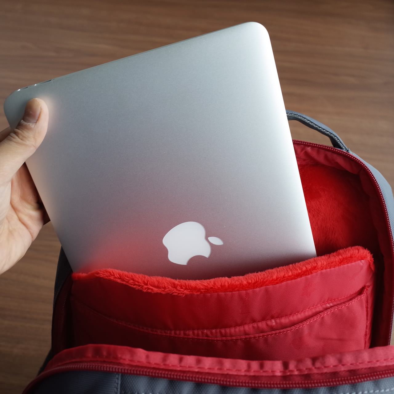 【レビュー】Incase ICON Slim Pack BackpackはMacBookの持ち運びにうってつけ！ | オーケーマック