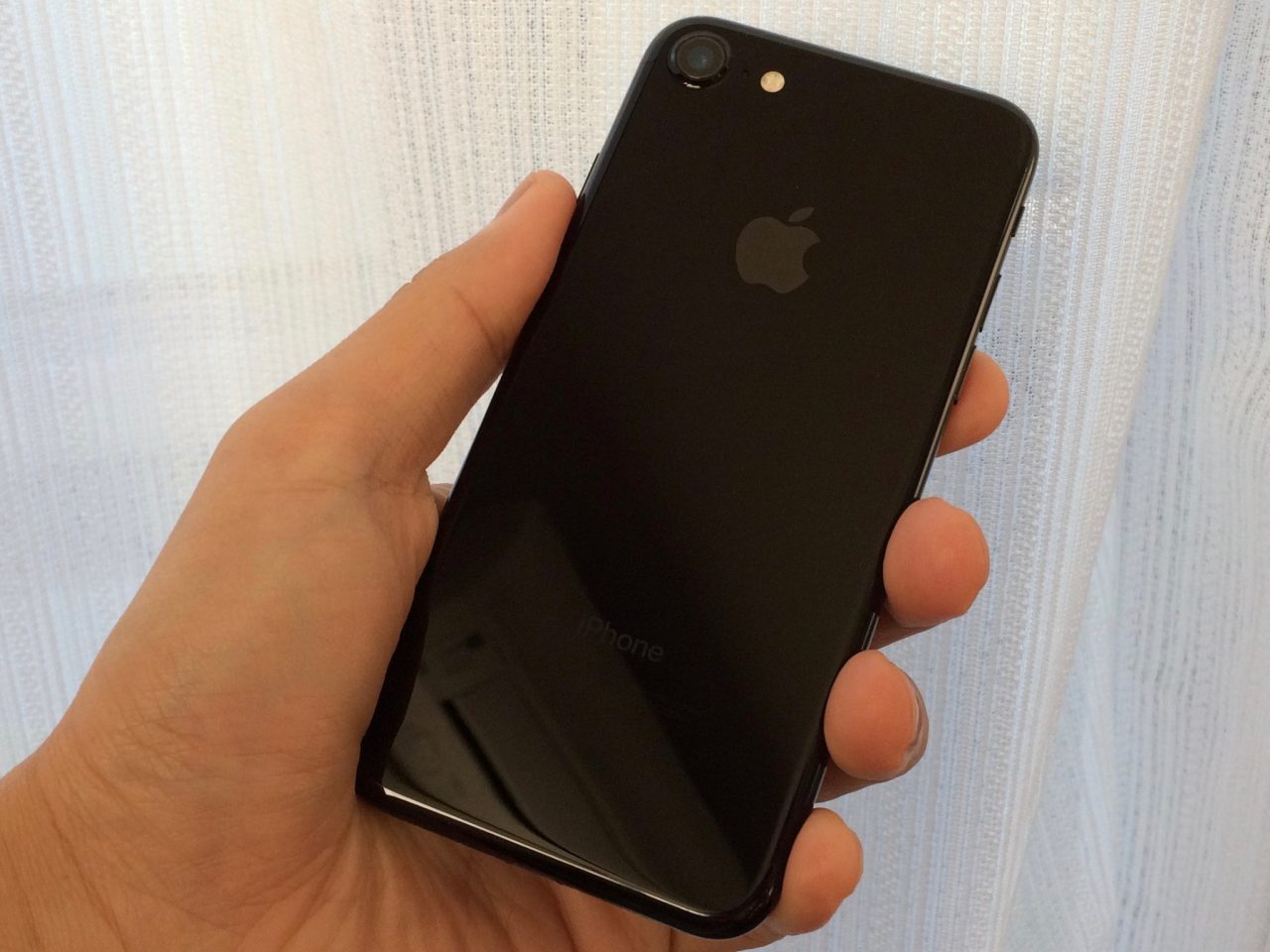 iPhone 7のジェットブラックの手触り感が素晴らしい。iPhone 5c を思い起こさせる