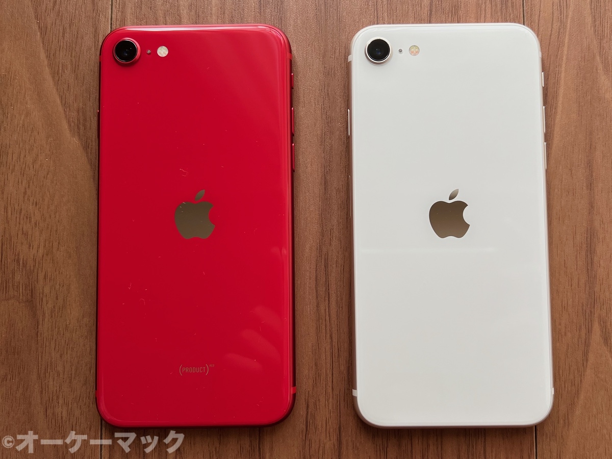 左：iPhone SE (第2世代)　右：iPhone SE (第3世代)　