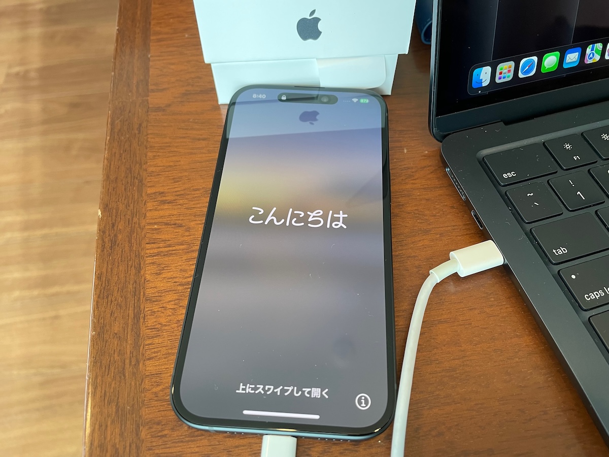 iPhone 15を MacBook Airを利用して復元している様子